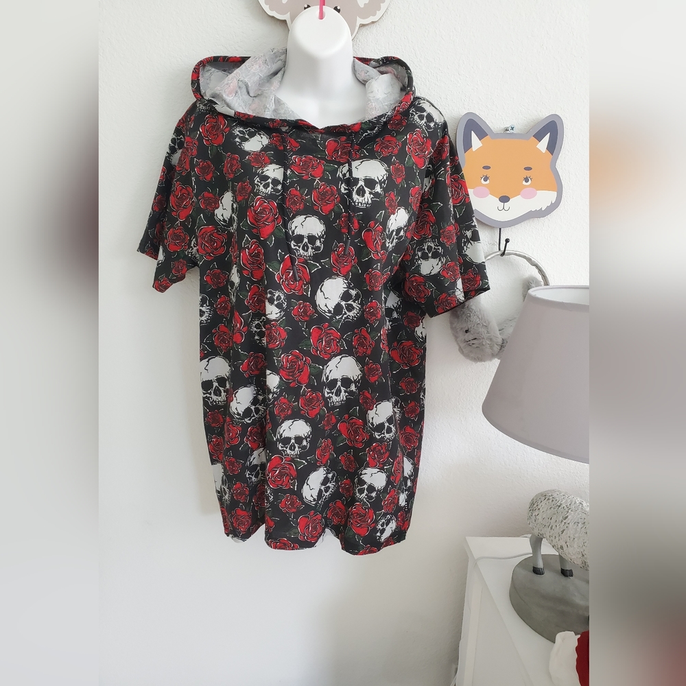 WXYZ Skull+Rose Short Sleeve Hoodie Size L Womens.